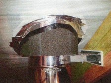 Obrzek 5 – Pklad parotsnho prostupu vcevrstvho kovovho komna ve sten konstrukci z holavho stavebnho materilu firmy CIKO s vyuitm pnoskla