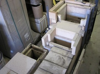 Obr. 1 Individuln stavn kamna tk konstrukce pouita pi spalovacch zkoukch srie 1 a 4 (vlevo – fotografie ze stavby topenit)