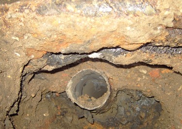 Obr. 4 eln pohled na utaven potrub plynovodn ppojky v horn sti nad potrubm je vidt sten utaven kabel