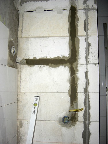 Instalace trubkovho otopnho tlesa v koupeln. Sta nathnout kabel z rozvade a hlavn nezapomenout na uzemnn.