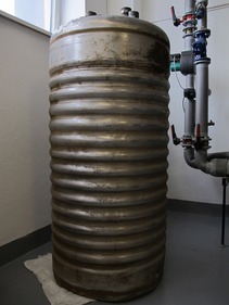 Obr. 1 Fotodokumentace poškozeného vnitřního nerezového zásobníku teplé vody o objemu 675 litrů