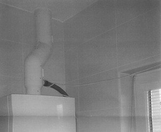 Obr. 2 Příklad instalace plynového kotle v koupelně