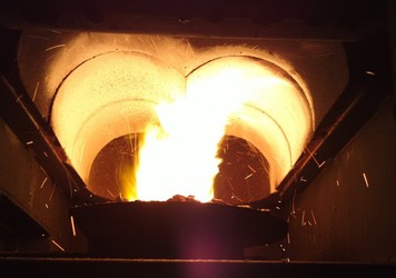 Žáruvzdorná vyzdívka nad hořákem ve spalovací komoře ocelového automatického kotle, kde je spalovací prostor konstruován přímo pro daný typ hořáku