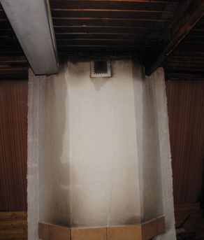 Obrázek 6 – Teplovzdušná komora ukončená těsně před dřevěným stropem výdechem teplého vzduchu. Nad teplovzdušnou komorou není izolační komora podle obr. 1.