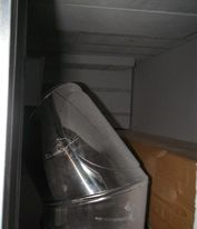 Obrázek  3 – Vícevrstvý kovový komín je vedený teplovzdušnou komorou, ve které jsou dřevěné prvky stropu a stěny.