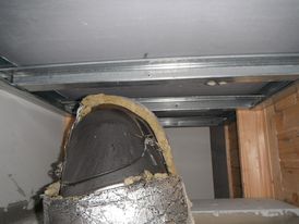 Obrázek 4 – Vícevrstvý kovový komín je vedený teplovzdušnou komorou, ve které jsou dřevěné prvky stropu a stěny.