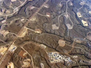 Obrázek 1 – Letecký snímek krajiny kde probíhá těžba břidlicového plynu (USA, Wyoming)