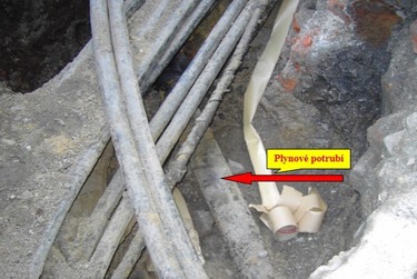 Obr. 5 Pklad kiovn plynovho potrub s 9 kabely