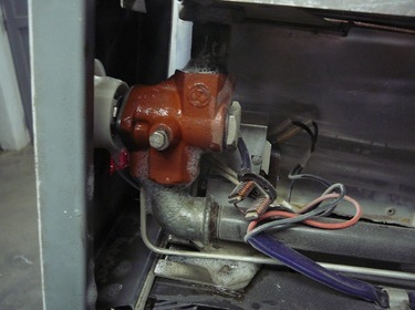 Obr. 5 – Detailn pohled na spodn st kohoutu s termoelektrickou pojistkou, kde na trubce v doln sti obrzku le demontovan kotva z tlesa pojistky plamene