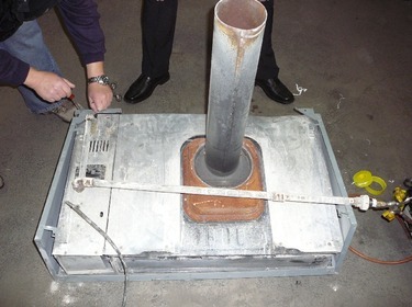 Obr. 4 – Pohled na zadn st plynovho topidla Moratherm typ 731 s pipojenm pro ely tlakov zkouky tsnosti rozvodu plynu a zazen topidla