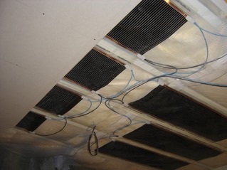 Částečně zaklopený systém stropního vytápění sádrokartonem. Pro vedení připojovacích kabelů a pro vývody na osvětlení je potřeba mezi jednotlivými fóliemi ponechat dostatečné odstupové vzdálenosti.