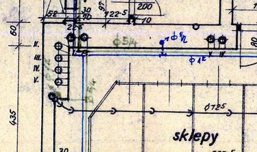 Obr. 1 Drážka pro zdravotně technické instalace vedená podél komínů: a) ukázka historického výkresu půdorysu suterénu