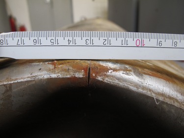 Obr. 4 Detail jedné z prasklin na vnitřním nerezovém zásobníku teplé vody