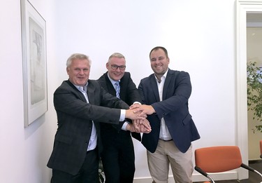 Fotografie z finálního podpisu. Zprava: Petr Bareš, Clemens Dereschkewitz, Milan Poláček