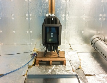 Obr. 5 Varianta č. 1 – krbová vložka připravená pro zkoušky v kalorimetrické komoře. Fig. 5 Variant no. 1 – fireplace insert ready for testing in a calorimetric chamber