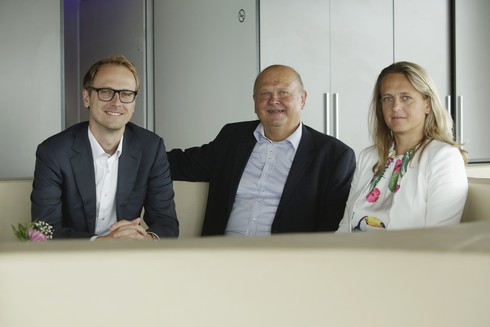 Obr. Z rodiny Svozilových jsou nyní ve firmě aktivní otec Cyril Svozil (uprostřed), dcera Kateřina Jezerská – Svozilová a syn Cyril Svozil jr.