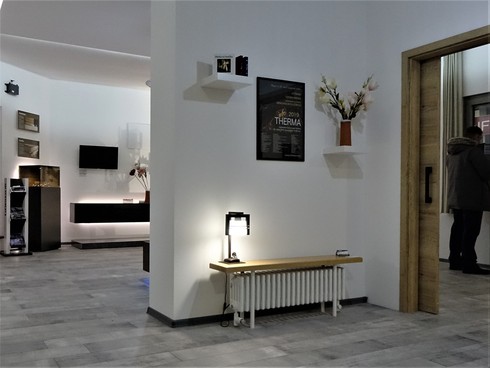 Obr. Radiátor s lavicí Zehnder Charleston Bench byl rovněž součástí Domu plného energií na Infothermě 2019. Tento originál mezi ocelovými článkovými radiátory je výkonný, všestranný a bezpečný díky zaoblenému tvaru článků. Provedení s lavicí je vynikají řešení například pro zádveří rodinných domů, ale může se uplatnit i v řadě veřejných budov.