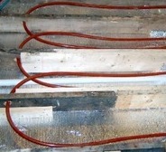 Obr. 44 Místo systémové lišty použity dřevěné hranolky s otvory pro trubky