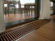 Obr. 55 U dřevěných podlah je vysoká náročnost na kvalitní provedení podlahového chlazení