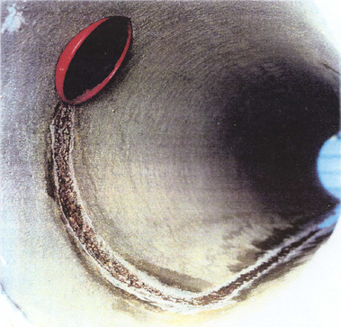 Obr. Ukázka působení kyselého kondenzátu na kanalizační potrubí vyrobené na bázi betonu po 540 dnech. Experimentálně byl při průtoku kondenzátu s pH = 3 zjištěn úbytek 1,2 mm tloušťky stěny za rok. V případě přítomnosti vápence v konstrukci potrubí je očekávatelný roční úbytek až 2,8 mm. Množství protékajícího kondenzátu odpovídalo provozu kondenzačního kotle s výkonem 14 kW.
