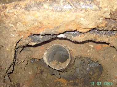 Obr. 2 Čelní pohled na utavené potrubí plynovodní přípojky, v horní části nad potrubím je vidět částečně utavený kabel