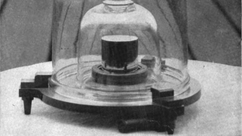 Obr. Příklad etalonu 1 kilogramu, váleček pod dvěma skleněnými zvony (foto: National Geographic &#8211; leden 1915)