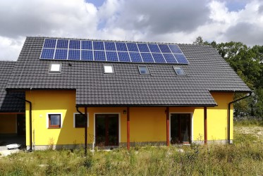 Obr. Experimentální rodinný dům se v zásadě výrazně neliší od ostatních dnes nejčastěji stavěných domů. Ani velikost fotovoltaické elektrárny není ohromující.