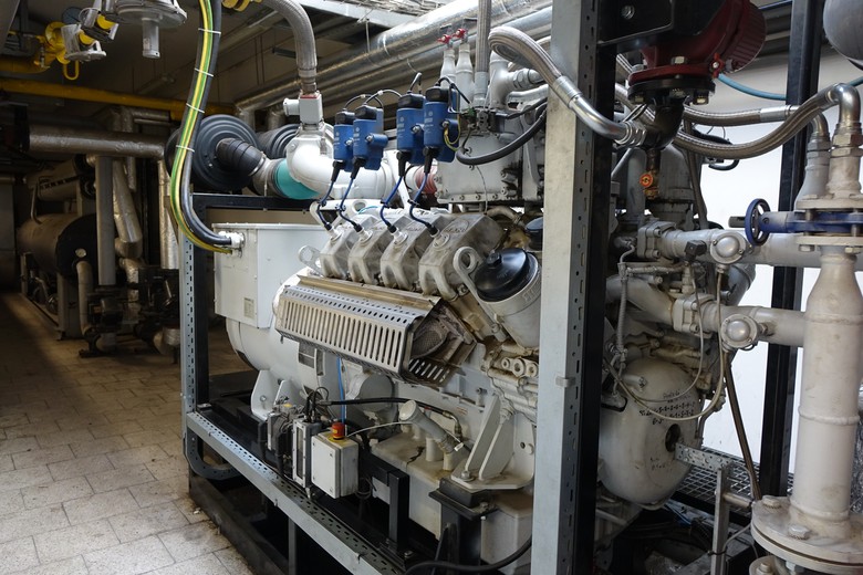 Obr. Moderní pojetí energetického hospodářství je založeno na kombinaci kogenerační jednotky Motorgas (vpředu), absorpční výroby chladu (vzadu) a plynové kotelny se třemi kondenzačními kotli YGNIS VARMAX (v jiném objektu).