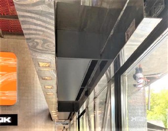Obr. Nové vzduchové dveřní clony v podhledu za vstupními dveřmi směrem od Opletalovy ulice