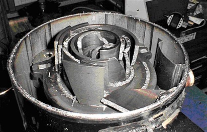 Obr. Nsledky velkho kapalinovho rzu mohou bt pro kompresor tragick. Zde modelov ukzka havrie kompresoru typu scroll.