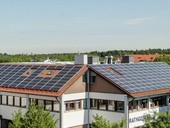 Fotovoltaick panely na stee nmeck poboky