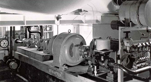Obr. Pohled na část prvního tepelného čerpadla obsahující elektrický motor a kompresor instalovaného ve Švýcarsku pro vytápění radnice v Zurichu v roce 1938