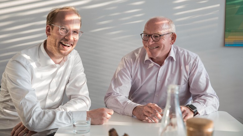 Obr. Od 1. ledna 2022 je v čele skupiny Max Viessmann, CEO (vlevo). Prof. Dr. Martin Viessmann (vpravo) je předsedou představenstva skupiny Viessmann.