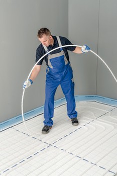 Pokiaľ sa systém podlahového vykurovania používa aj na chladenie, ideálny rozstup potrubia je 100 mm, maximálne 150 mm. Zdroj: Uponor