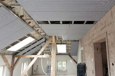 Systémy stěnového a stropního vytápění, jako je Uponor Renovis, mohou doplnit systém podlahového vytápění. Kromě toho jsou obzvláště atraktivní při modernizaci podkroví. Zdroj: Uponor