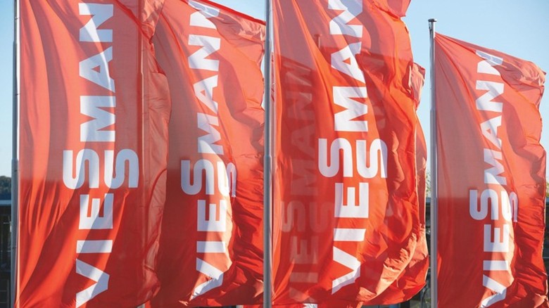 Vlajky s&nbsp;logem Viessmann před sídlem firmy v&nbsp;Allendorfu (Eder).