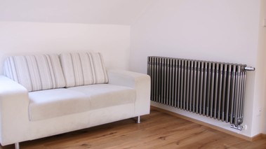 Také v zákoutí domu určeném pro odpočinek se radiátory krásně vyjímají. Zároveň ale bezchybně plní svou primární úlohu – vyvolat u obyvatel příjemný pocit tepla díky vysokému podílu sálavé tepelné složky. © Zehnder Group
