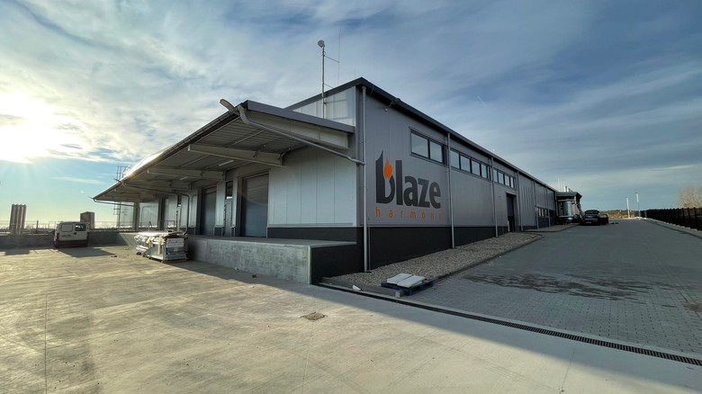 Výrobní hala české společnosti BLAZE HARMONY, která se zaměřuje na novátorská řešení v&nbsp;oblasti spalování biomasy