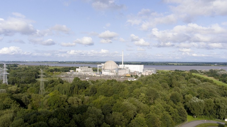 Demontáž světového šampiona. Až do svého odstavení v&nbsp;březnu 2011 držela jaderná elektrárna Unterweser světový rekord v&nbsp;množství vyrobené energie s&nbsp;305 miliardami&nbsp;kWh elektřiny. (foto: PreussenElektra GmbH)