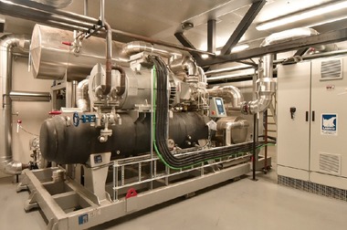 Obr. 4 Jedno z instalovaných vysokoteplotních tepelných čerpadel ve Skjernu (1,3 MWt) [9]