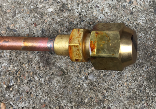 Obr. 5a Mastná místa od oleje zasažená únikem chladiva – servisní ventilky poprskané olejem