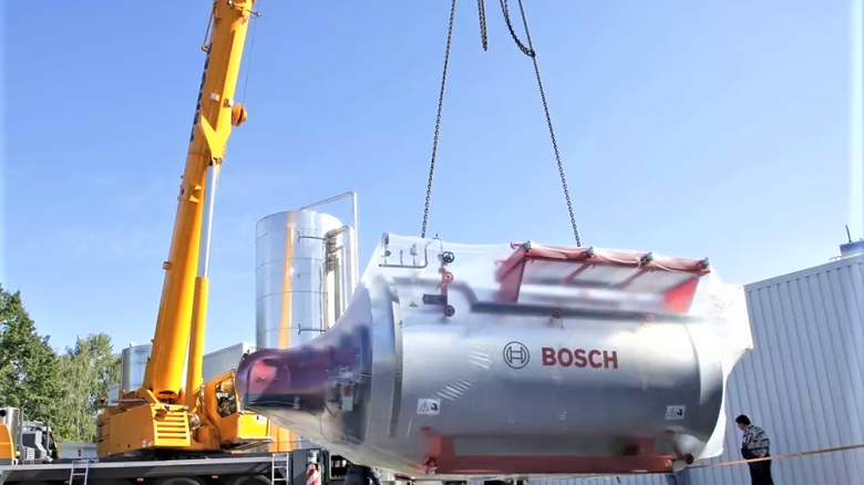 První průmyslový kotel Bosch na cestě k zákazníkovi (Zdroj: https://www.chemietechnik.de/markt/erster-kessel-unter-der-marke-bosch-ausgeliefert.html)