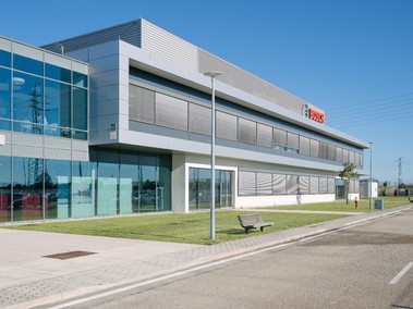 Obr. Bosch do vývojového a výrobního centra v Aveiro mohutně investuje. Investicí 12 milionů eur bylo souběžně vytvořeno i přibližně 300 pracovních míst.