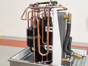 Obr. Část výroby, během které je sestavena většina základních komponentů, tedy kompresor, kondenzátor, sběrač chladiva, expanzní ventil a jejich příslušenství, a jsou vzájemně propojeny měděným potrubím vyžadujícím pájení probíhá mimo linku.