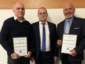 Cenu APTT z rokou jejího výkonného ředitele, Ing. Lyčky (uprostřed) převzali Ing. Vašica (vpravo) a Ing. Krátký (vlevo)