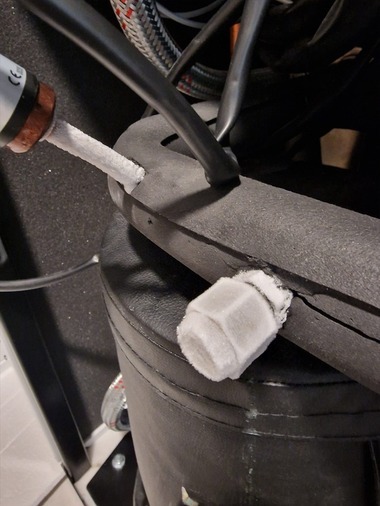 Obr. 4a – Omrzl krytka servisnho ventilku a trubika k nzkotlakmu LP presostatu na sn kompresoru