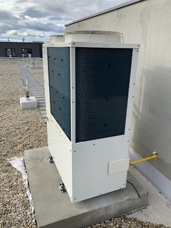 Obr. 2b Pklad instalace venkovnho bloku splitovho plynovho kompresorovho tepelnho erpadla vzduch-voda s vkonem 85 kW v teple, 75 kW v chlazen a s vyuitm odpadnho tepla z motoru o vkonu max. 30 kW pro ppravu tepl vody (Zdroj: ESM – Yzamer)