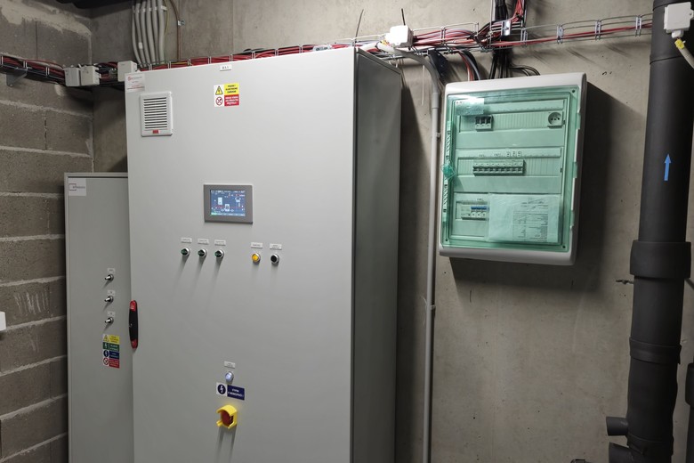 Velikost skříní daná množstvím elektrotechnických a elektronických prvků