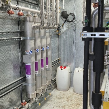 Metan CH4 prostupuje stnou dutch nanovlken ve svislch vlcch a oddluje se od oxidu uhliitho CO2