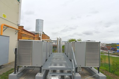 Obr. Tepelná čerpadla jsou instalována ve dvou řadách. Venkovní vzduch je nasáván z čela a pro průchodu tepelným čerpadlem vyfukován směrem vzhůru.